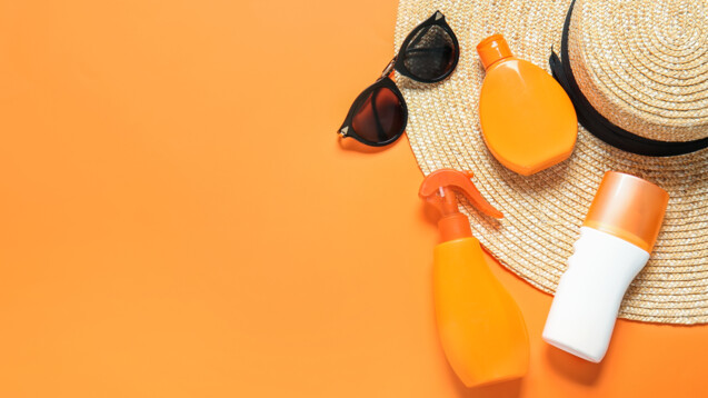 Dürfen in der Strandtasche nicht fehlen: Sonnenhut, Sonnenbrille, Sonnencreme - nur welche? (Foto:&nbsp;Pixel-Shot &nbsp;/ AdobeStock)