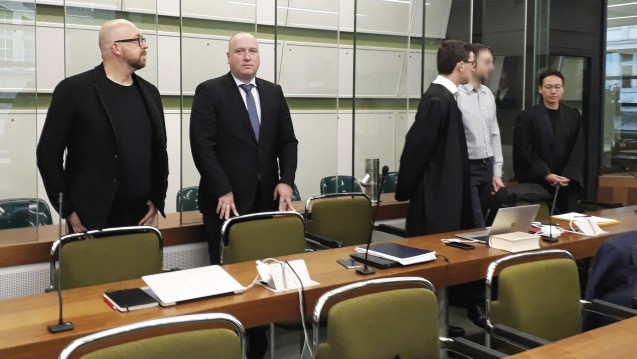 Ex-ABDA-Sprecher Thomas Bellartz (li.) und der IT-Techniker Christoph H. (2. von re.) müssen sich derzeit vor dem Landgericht Berlin verantworten. (Foto: DAZ.online)