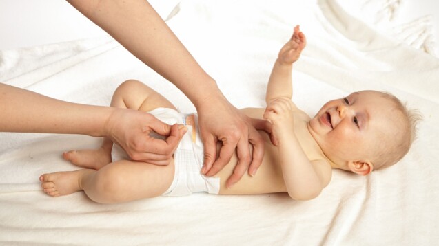 Gesunde Babyhaut benötigt keine laut Ökotest keine Windelschutzcreme. Ist die Haut jedoch gereizt, kann solch eine Creme helfen. (Foto: Adobe Stock / Kristin Gründler)