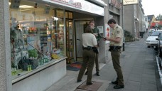 Nach dem Überfall auf eine Apotheke: Polizeibeamte protokollieren den Tathergang. (Foto: Frank Fuchs/dpa)