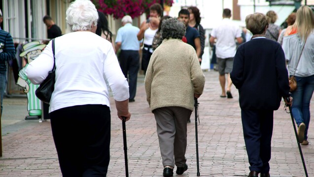 In Hessen gibt es in 27 Gemeinden keine Apotheke (mehr). Laut Landesregierung sind davon mehr als 16.100 ältere Menschen betroffen. (s / Foto: imago images / Gudath)