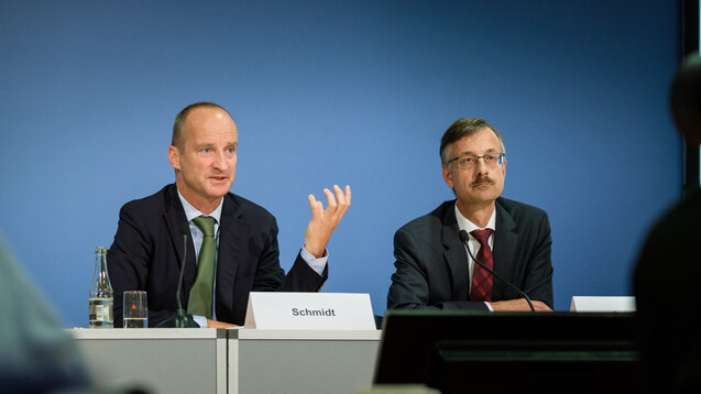 ABDA-Präsident Friedemann Schmidt und Dr. Sebastian Schmitz, 
Hauptgeschäftsführer der ABDA (v. l.) wollen den Haushalt der ABDA weiter aufstocken. (Foto: ABDA / Wagenzik)