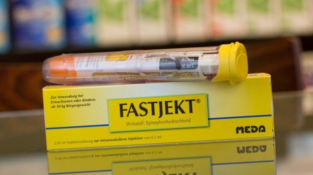 Wollen Patienten in der Apotheke ihren Injektor austauschen, benötigen sie ein Rezept. (Foto: picture alliance / Frank Rumpenhorst)
