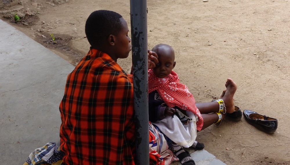 Junge Massai-Mutter mit Kind (Foto: Apotheker helfen)