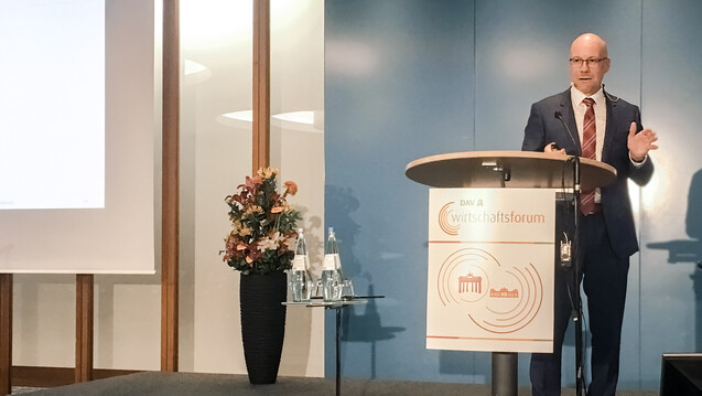 Der IT-Chef der ABDA, Sören Friedrich, hat die E-Rezept-Strategie der ABDA beim DAV-Wirtschaftsforum vorgestellt. (m / Foto: bro / DAZ.online)