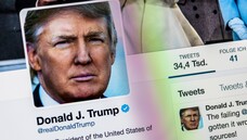 Bequem vom Golfplatz oder der Air Force One kümmert sich Trump auf Twitter um Außenpolitik und Personalangelegenheiten. Auch Pharmapolitik regelt der Präsident offenbar über Tweets. (m / Foto: Imago)