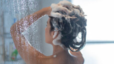 In Anti-Schuppen-Shampoos, aber beispielsweise auch in Rasierschaum von Avène ist (oder war) Zink-Pyrithion enthalten. (Foto: torwaiphoto / AdobeStock)