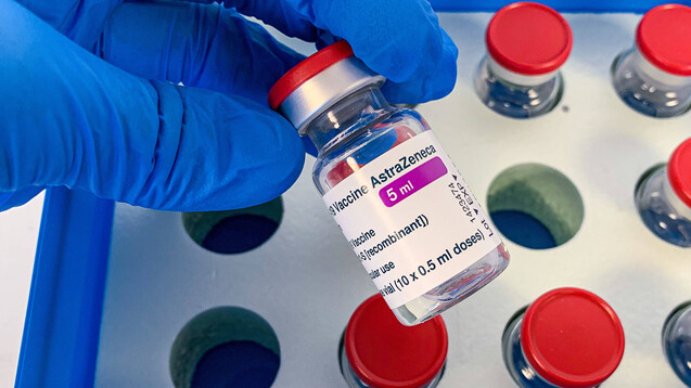 Der COVID-19-Impfstoff von AstraZenca steht weiter unter Beobachtung. (Foto: IMAGO / Beautiful Sports)