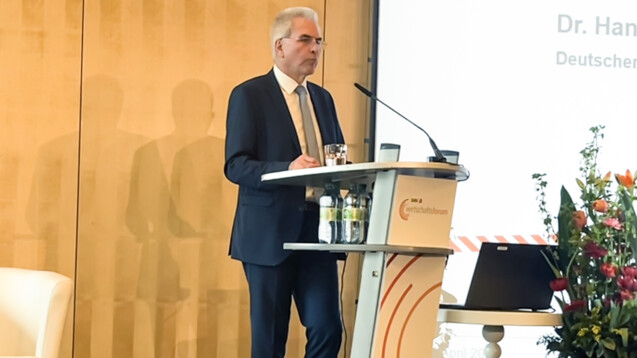 Der kommissarische DAV-Vorsitzende Hans-Peter Hubmann eröffnete das DAV-Wirtschaftsforum mit ernüchternden Zahlen. (Foto: DAZ)
