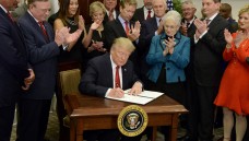 Donald Trump hat am gestrigen Donnerstag eine „executive order“ unterschrieben, um den Abbau von Obamacare voranzutreiben. (Foto: picture alliance / newscom)