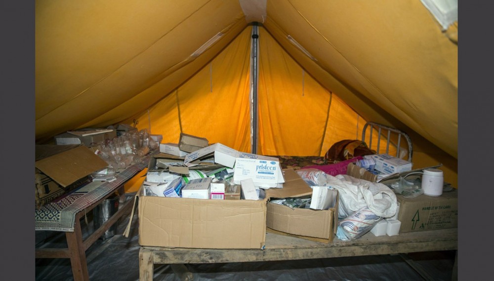 August 2015 - Arbeit und Schlafen im Zelt - am
zerstörten Health Posten in Aanpipal im Ghorka-District.