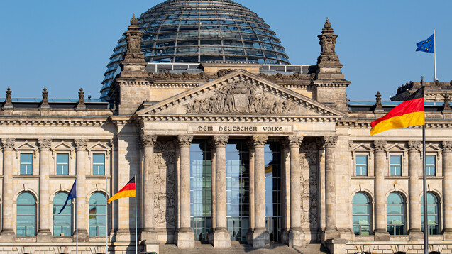 Es wird noch etwas dauern, ehe im Bundestag das Vor-Ort-Apotheken-Stärkungsgesetz besprochen wird. Erst soll die EU-Kommission ihre Meinung hierzu erklären. (m / Foto: chromorange / imago)