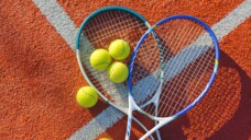 Auffällige Leistungsverbesserung beim Tennis spielte bei der Entwicklung unseres gesuchten Arzneistoffs eine Rolle. (Foto: BillionPhotos.co / AdobeStock)