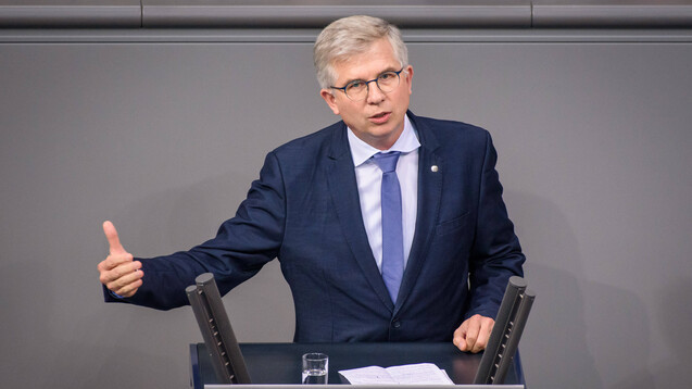 Andrew Ullmann (FDP) will die Debatte um das Rx-Boni-Verbot im Sozialrecht vom Hinterzimmer ins Parlament holen. (m / imago images / Christian Spicker)