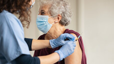 Menschen ab 60 Jahren sollen nach Empfehlung der STIKO künftig mit einem Hochdosis-Grippimpfstoff wie Efluelda jährlich gegen Grippe geimpft werden. (x / Foto: Rido / AdobeStock)