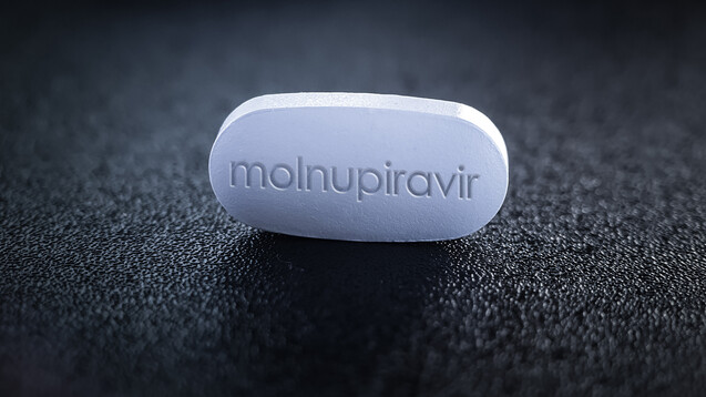 Molnupiravir, ein orales antivirales Arzneimittel zur Behandlung von COVID-19, reduzierte bei leicht bis mäßig Erkrankten Krankenhauseinweisung und Sterblichkeit um 50 Prozent, nun hat die EMA das Rolling-Review-Verfahren begonnen.(b/Foto: Soni's / AdobeStock)