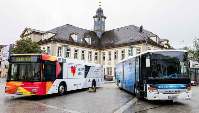 Das sind die beiden Impfbusse für Göppingen: links der Bus der Bless You-Apotheke von Philipp Wälde, rechts von der Firma Huber.