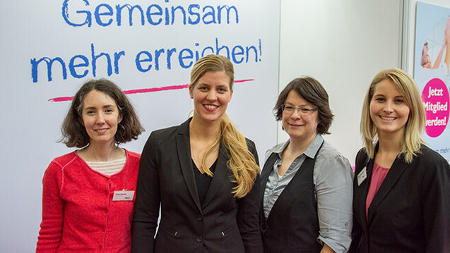 Der Vorstand des BVpta (v.l.n.r.): Tanja Bender, Katja Hennig (Bundesvorsitzende), Peggy Becker und Nina Schackmann beschweren sich bei den Gesundheitsministerien über die PTA-Berufsreform. (b/Foto: BVpta)