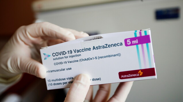 Die STIKO empfiehlt, auch Ab-65-Jährige fortan mit dem Vektorimpfstoff ChAdOx1 nCoV-19 zu impfen. (Foto: picture alliance/dpa/Reuters/Pool | Hannibal Hanschke)
