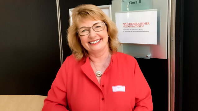 Niedersachsens Apothekerkammer hat eine neue Präsidentin: Nach fast 20 Jahren übergab Magdalene Linz das Amt an Cathrin Burs (hier im Bild) aus Braunschweig. (c / Foto: eda)