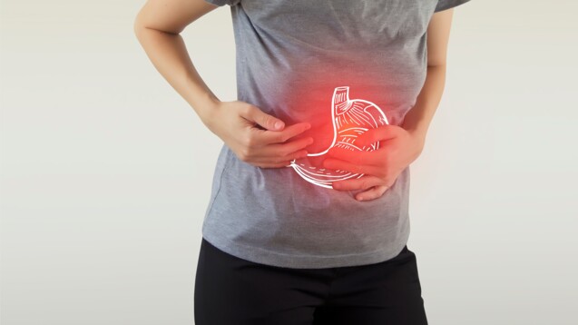 Wenn der Arzt oder die Ärztin keine organische Ursache für Bauchschmerzen oder Völlegefühl findet, kann die Ausschlussdiagnose „Reizmagen“ gestellt werden. (mi_viri / AdobeStock)