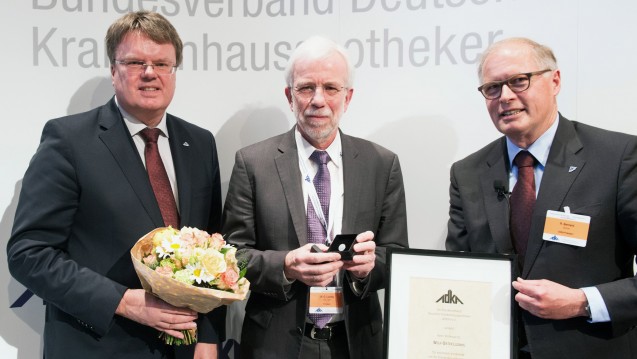Prof. Dr. Wolf-Dieter Ludwig (Bildmitte), der Vorsitzende der AkdÄ, erhält die ADKA-Ehrennadel vom 1. Vizepräsidenten der ADKA, Prof. Dr. Frank Dörje und ADKA-Präsident Rudolf Bernard.  (Foto: ADKA/Peter Pulkowski)