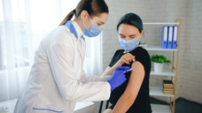Bald kann es losgehen mit den COVID-19-Impfungen in den Apotheken. (x / Foto: Strelciuc / AdobeStock)