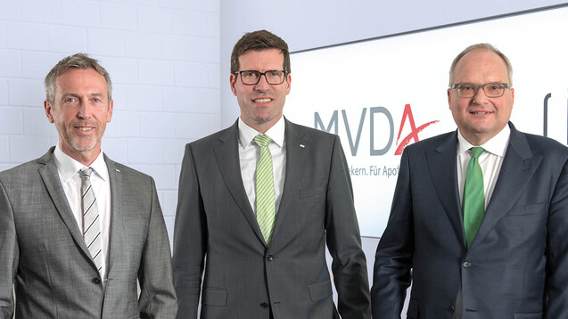 Georg Rommerskirchen (links) verlässt die Linda AG nach 32 Jahren Betriebszugehörigkeit. Damit verkleinert sich der Vorstand auf zwei Personen: Volker Karg (Mitte) und Dr. Christian Beyer. (Foto: Linda AG)