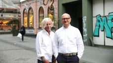 Die Whistleblower Maria-Elisabeth Klein und Martin Porwoll vor der Zyto-Apotheke in Bottrop. (Foto: Correctiv.Ruhr)