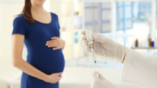 Wird die schwangere Mutter mit Vaxigrip Tetra geimpft, immunisiert das auch das Baby. (c / Foto: Africa Studio / stock.adobe.com)