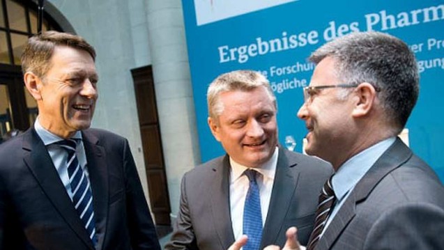 Das war es dann: Gesundheitsminister Hermann Gröhe (CDU), Staatssekretär Hagen Schütte und vfa-Chef Hagen Pfundner. (Foto: BMG / Michael Gotschalk)