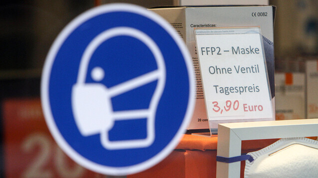 Symbolbild: Medizinische Mund-Nasen-Masken der Kategorie FFP2 ohne Ventil werden in einer Apotheke (hier in Hessen) verkauft. (c / Foto: imago images / Ralph Peters)