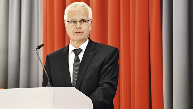 Bayerns Kammerpräsident Thomas Benkert warb am gestrigen Dienstag für die Zustimmung der Kammer-Delegierten für eine Resolution. Die Kammer fordert damit die Bundesregierung auf, die Gleichpreisigkeit herzustellen. ( r / Foto: BLAK)