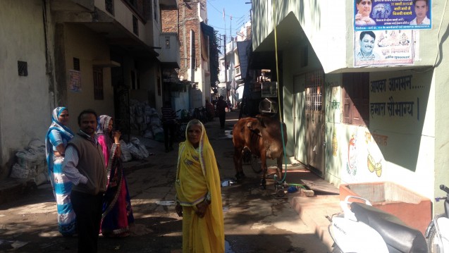 Die Familie einer mittlerweile verstorbenen Studienteilnehmerin vor ihrem Haus im indischen Indore. Eine Gruppe von Probanden klagt nun bei der NHRC gegen die Umstände in ihrem Land. (Foto: nik)