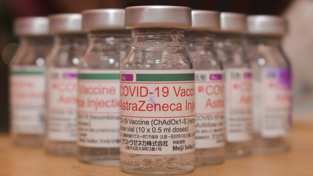 Ein Rote-Hand-Brief informiert über das Risiko einer Thrombozytopenie, einschließlich Immunthrombozytopenie (ITP), nach Impfung mit dem Vektorimpfstoff Vaxzevria von AstraZeneca.&nbsp;(Foto: IMAGO / ZUMA Wire)