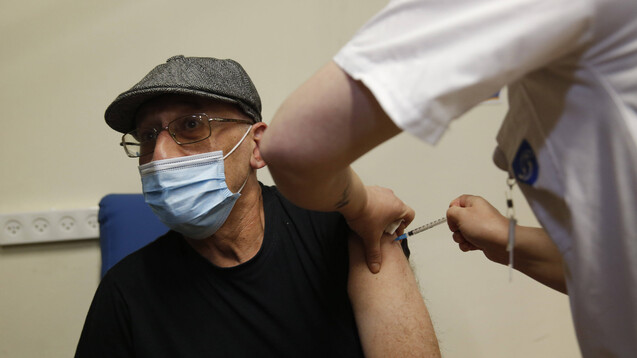Ein israelischer Lehrer erhält am 30. Dezember 2020 im Assaf Harofeh Medical Center in Tel Aviv einen COVID-19-Impfstoff. (Foto: IMAGO / Xinhua)