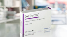 Jodthyrox ist derzeit Mangelware. Laut Merck liegt es an der steigenden Nachfrage. (c / Foto: Packshot: Merck Sereno | Foto: Voy_ager / stock.adobe.com)