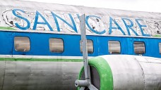 Es gibt viele Altlasten für die Versandapotheke Sanicare, wie ein vom früheren Betreiber gekauftes Flugzeug neben dem Firmensitz. (Foto: dpa)