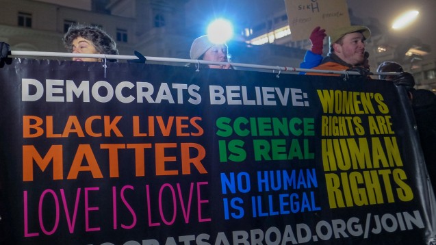 „Wir glauben, dass für Wissenschaftler die Zeit vorbei ist, um diesem Kampf guten Gewissens aus dem Weg zu gehen“, sagt eine der Initiatoren des Science-Protestmarsches im April, Caroline Weinberg. (Foto: dpa)