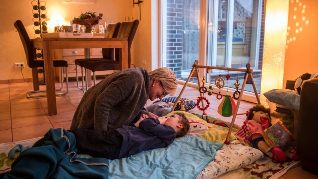 Die Pflege ihrer schwerkranken Kinder ist eine große Belastung für deren Eltern. Mitarbeiter von Kinderhospizen wollen sie zumindest vorübergehend entlasten. (Foto: Bernd Thissen / dpa)