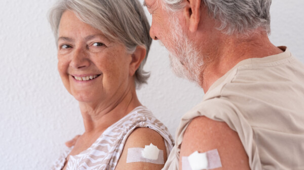 Grippe und COVID-19 – zeitgleiche Impfung sicher und effektiv