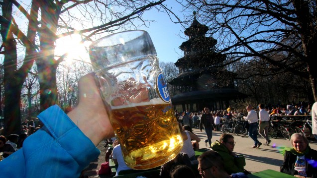 So erfrischend ein kühles Bier im Freien auch ist - es sollte nicht jeden Abend genossen werden. Denn ab mehr als fünf großen Pils die Woche sinkt die Lebenserwartung, fanden Forscher heraus. (Foto: Imago)