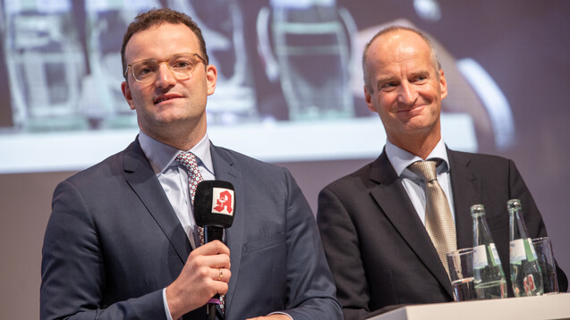 ABDA-Präsident Friedemann Schmidt (rechts) begrüßt, dass die Apothekenreform aus dem Haus von Bundesgesundheitsminister Jens Spahn jetzt in Kraft treten kann. (Foto: Schelbert)