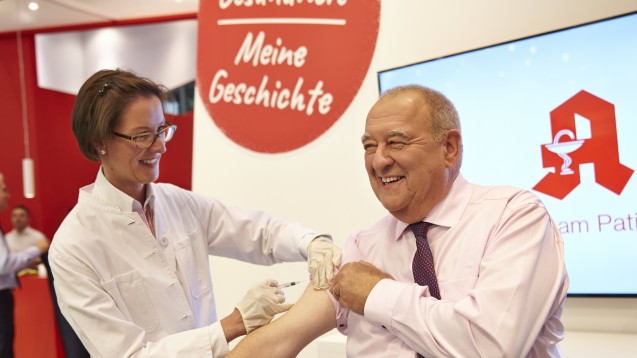 Fritz Becker ließ sich im Rahmen der Expopharm gegen Grippe impfen. (Foto: ABDA / Hinz)