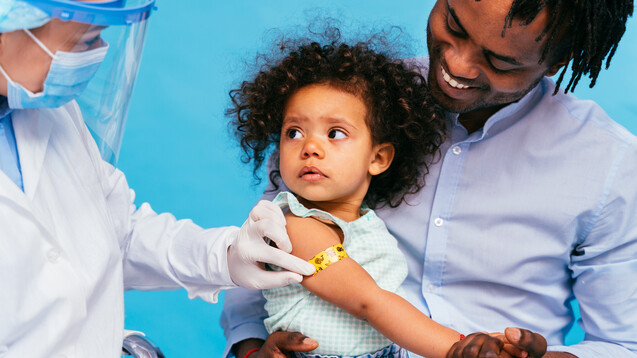Eine Empfehlung der Ständigen Impfkommission für die COVID-19-Impfung von Babys und Kleinkindern liegt noch nicht vor.&nbsp;(Foto: oneinchpunch / AdobeStock)
