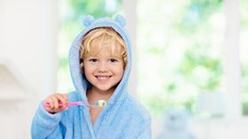 Auch Kinder sollten mit Fluorid-haltiger Zahnpaste Zähne putzen. (a / Foto:&nbsp;famveldman /AdobeStock)