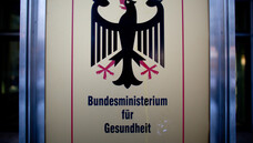 Weder in Berlin beim BMG noch in Düsseldorf sieht man bezüglich der Apothekenüberwachung akuten Handlungsbedarf. (b / Foto: dpa)