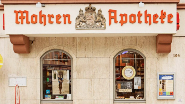 Die Hof-Apotheke zum Mohren in Friedberg soll ihren Namen behalten. Inhaberin Kerstin&nbsp;Podszus sieht sich durch zahlreiche Unterstützer-Unterschriften bestätigt. (Screenshot: Internetauftritt der Mohren Apotheke)
