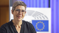 Die EU-Abgeordnete Jutta Paulus (Grüne) sitzt seit einigen Wochen im EU-Parlament. Im DAZ.online-Interview spricht die Apothekerin über den Versandhandelskonflikt, Lieferengpässe und darüber, warum aus ihrer Sicht die Europäischen Verträge geändert werden sollten. (s / Foto: Paulus)