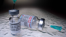 Die COVID-19-Impfstoffe von Biontech/Pfizer und Moderna sollen offenbar teurer werden als bisher. (c / Foto: IMAGO / Beautiful Sports)